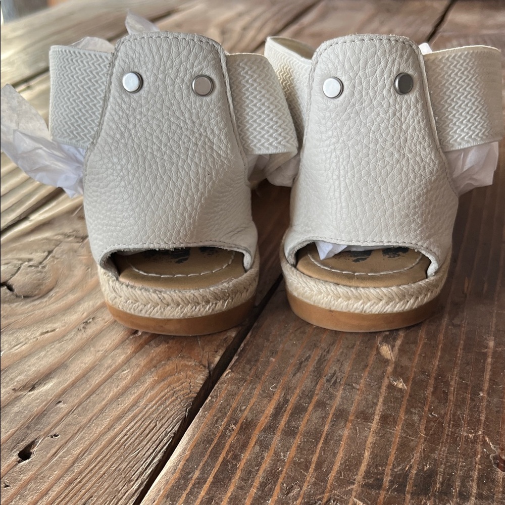 Sorel White Sandals - Picture 2 of 4